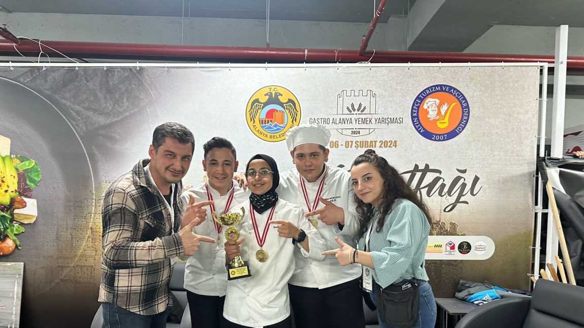 5-7 Şubat 2024 tarihleri arasında düzenlenen, 8. Gastro Alanya Uluslararası Yemek Yarışmasında Okulumuz Altın Yılın En İyi Lisesi Seçilip Altın Madalya ve kupa almıştır.
